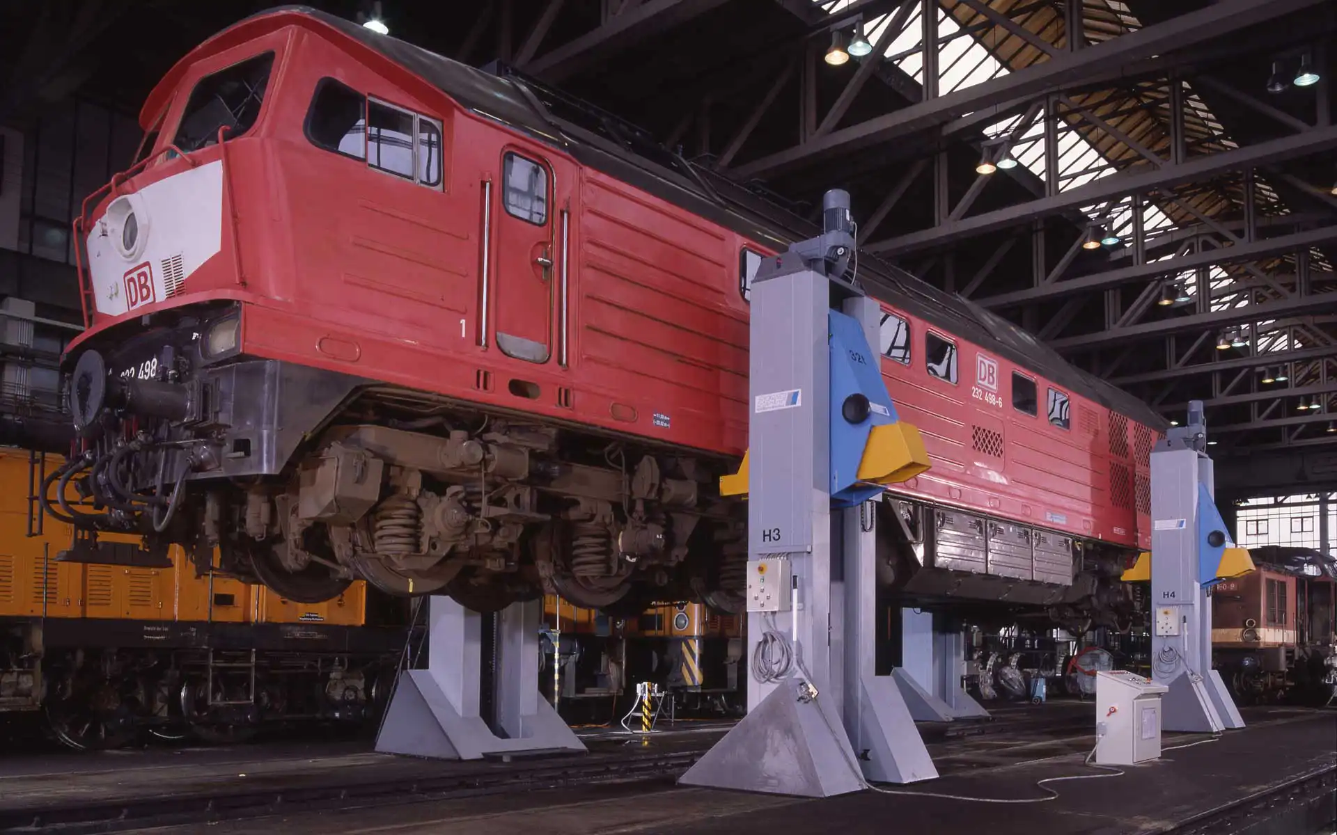 Pfaff-silberblau Lifting Jack: in-use lifting a train