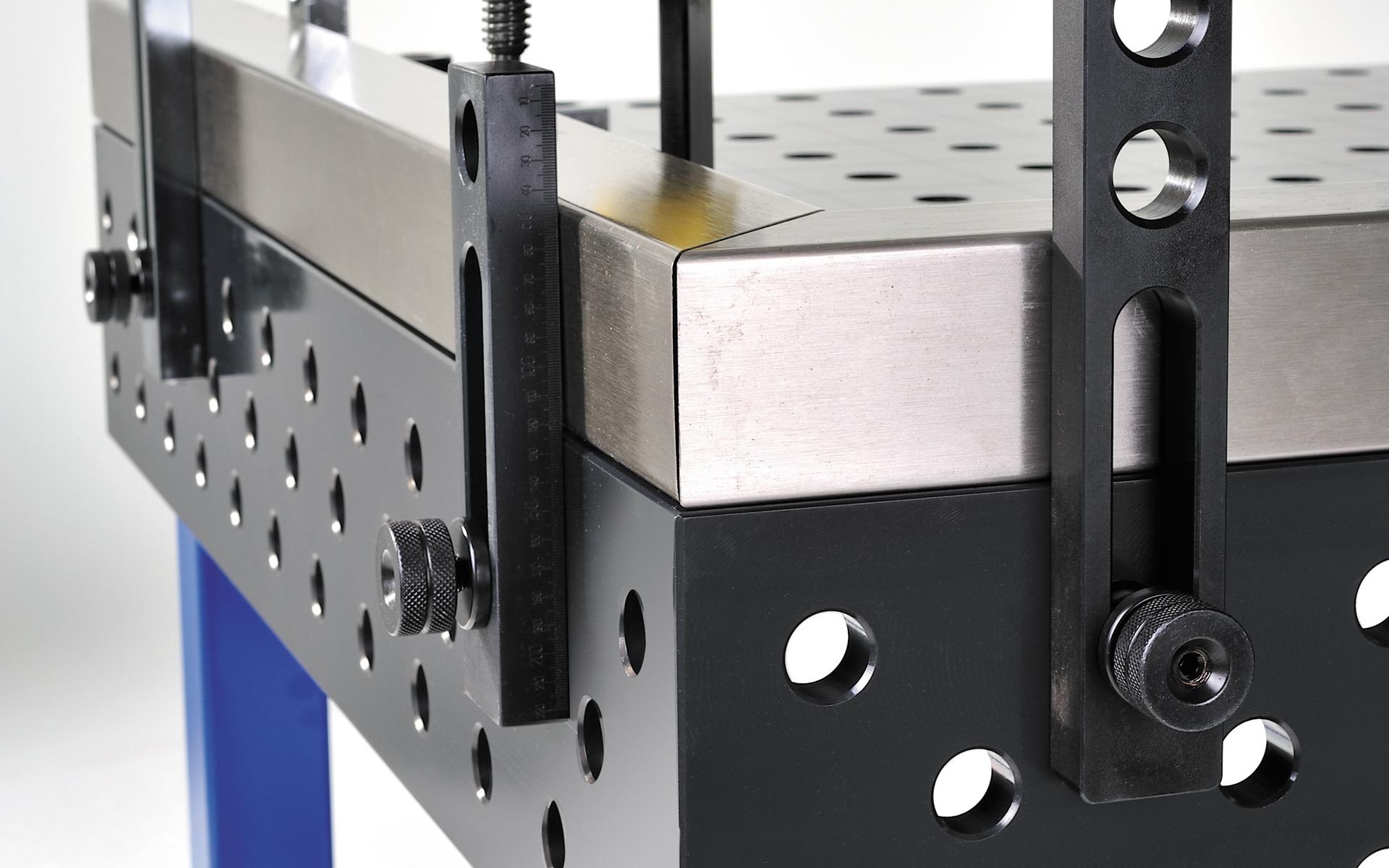 Siegmund Schnellspannbolzen: in use on table